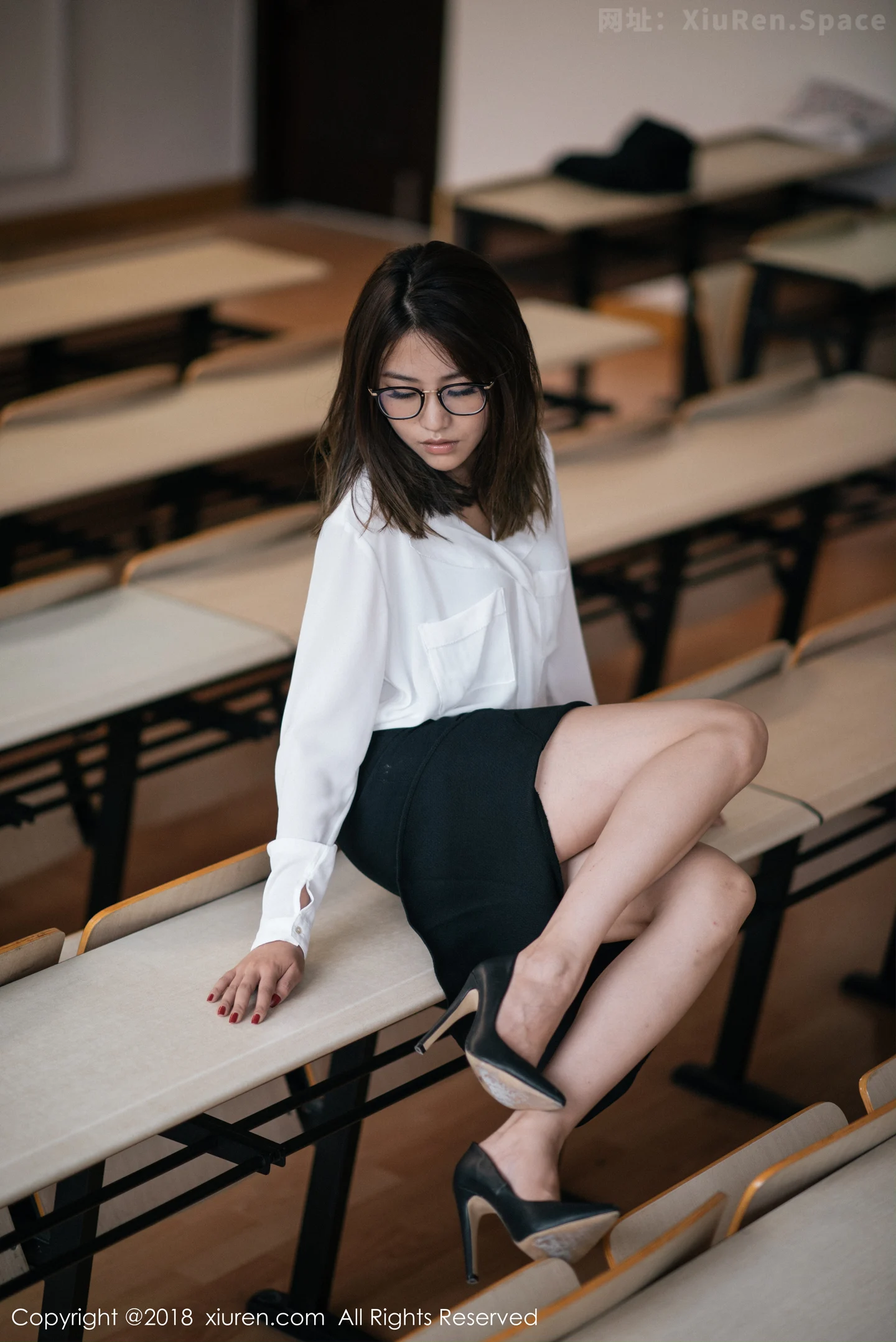 图片[3]-[XiuRen秀人网]VOL.1267 女神许诺Sabrina性感教师制服白衬衣配黑短裙秀美腿写真44P-秀人网官方网站